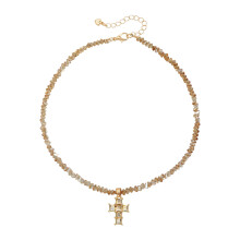 Collier Crucifix embelli de perles de cristal triangulaires-brun
