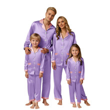 Familjens julpyjamasset med sidenliknande långärmad matchning