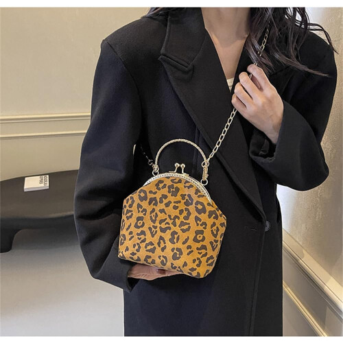 Pochette da donna con stampa leopardata e catena removibile 1