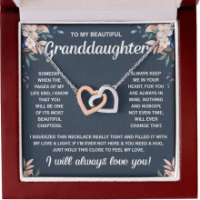 Ketting met in elkaar grijpende hartjes voor kleindochter, gekregen van grootouders.