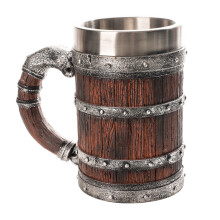 Elegante grote houten vaten van harsbierglas met roestvrijstalen