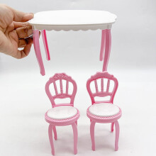 Set di tavolo e sedie in plastica rosa per casa delle bambole