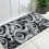 Tapete de porta antiderrapante com estampa espiral em preto e branco, 45,7 x 76,2 cm (18 x 30 polegadas). 1
