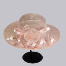 Khaki dameszonnehoed van mesh met organza bloem en brede rand.