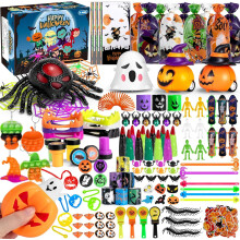 Halloweenske darčeky pre deti v podobe hračiek a cukríkových plničiek