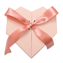 Caja de regalo de cartón con forma de corazón y tapa.