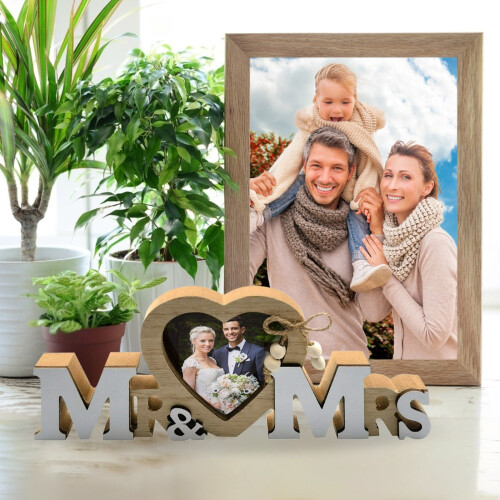 Porta-retratos de madeira com letra e coração – 10x15 cm 1
