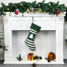 Weihnachtsgeschenktüte mit Baum- und Schneeflockenmotiv