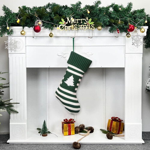 Weihnachtsgeschenktüte mit Baum- und Schneeflockenmotiv