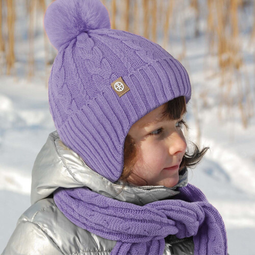 Conjunto de inverno infantil em tricô: gorro, cachecol e luvas. 1