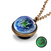 Colar com Pingente de Planeta Galáxia que Brilha no Escuro – Vidro