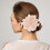 Presilha de cabelo bege em formato de U com flor, chiffon e borla. 1