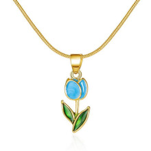 Colar com pingente de tulipa em liga metálica nas cores azul ou vermelha.