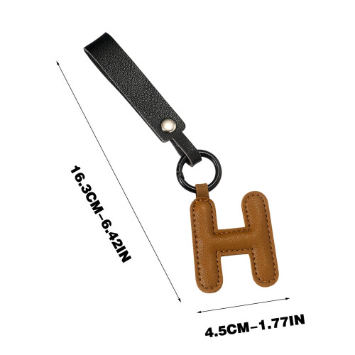 Leren sleutelhanger met Engelse letter 2