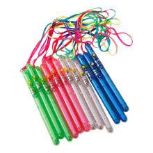 Verpakking met 12 LED-glowsticks in willekeurige kleuren.