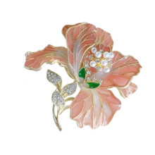 Broche pivoine et perles, alliage, 5,5 cm