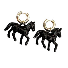 Boucles d'oreilles pendentif cheval sculpté exagéré, Design-Noir