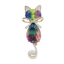 Elegante Cartoon-Feline-Anstecknadel mit funkelnden-B