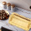 Serviertablett aus goldenem Aluminium mit Blumenmuster 4