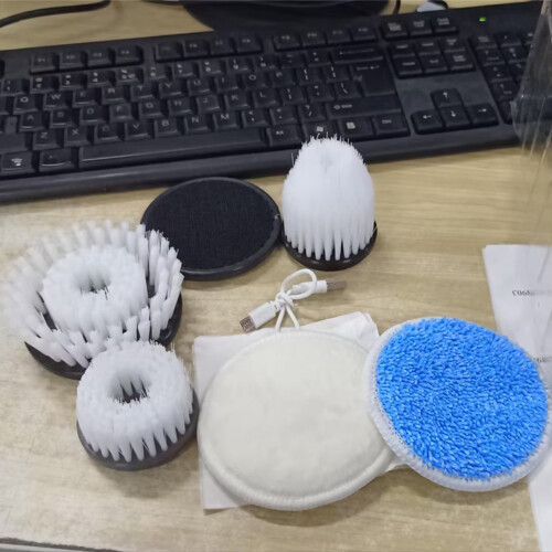 Cepillo de limpieza eléctrico inalámbrico recargable con 4 accesorios. 1