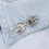 Broche con forma de micrófono en oro o plata. 5