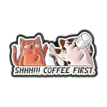 Broche en alliage d'émail avec des chats de dessin animé buvant