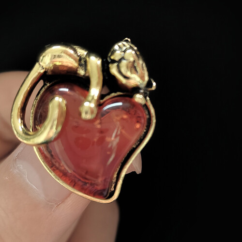 Hübsche Anstecknadel-Brosche in Herzform mit-Gold 2