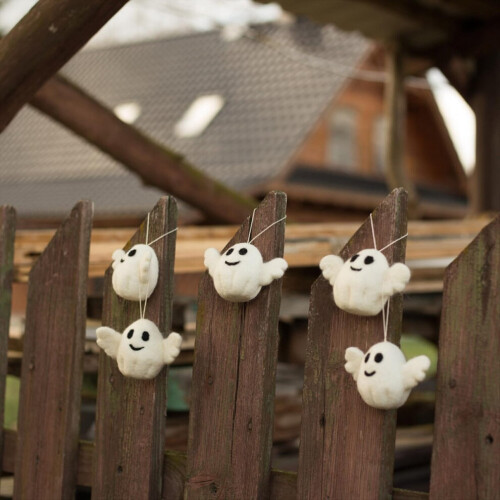 Felt ghost Halloween decorations. Fun felt Halloween decorations. 1