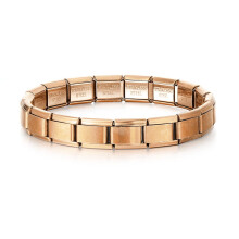 Pulseira italiana em ouro gravado de 9 mm com 18 elos e fecho removível.