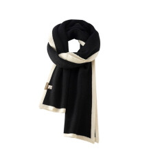 Cachecol feminino de tricô com acabamento contrastante preto em acrílico.