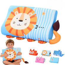 Travesseiro infantil de espuma viscoelástica com capa lavável.