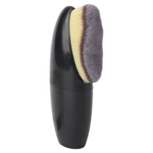 Pennello autoabbronzante OMABETA: setole ultrafini e morbide per un'applicazione uniforme.