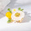 Broche marguerite en perle, alliage vert – 4,6 cm 4