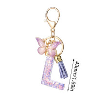 Hanger met de letter L van hars en paarse vlinderkwastje.