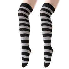Chaussettes hautes rayées au-dessus des-noir clair foncé gra