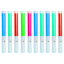 Set mit 10 Leuchtstäben für nächtliche Partys.
