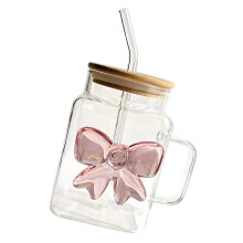 Trinkbecher aus Glaswasserflasche mit Holzdeckel und-Fliege