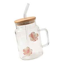 Glasbecher mit Holzdeckel und Strohhalm für Eiskaffee-Kamelie