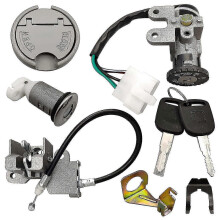 Set met contactsleutel voor de GY6 50cc scooter: contactschakelaar, tankdop en zadelslot.