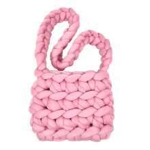Bolsa de ombro de lã macia, tecida à mão.