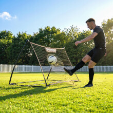 SPORTNOW Football Rebounder Net with Carry Bag and Ground Stakes