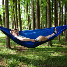 Tragbare Outdoor-Hängematte aus Fallschirmmaterial für eine oder zwei Personen mit Moskitonetz (Farbe: blau)