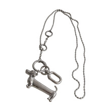 Elegante Teckel Hond Bedel Verzilverde Lange Kralenketting