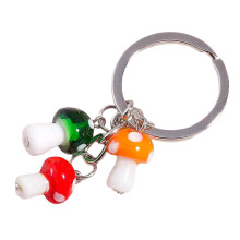 Joli porte-clés champignon avec des motifs en verre coloré pour