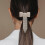Presilha de cabelo dourada em metal com laço, strass e borla. 4