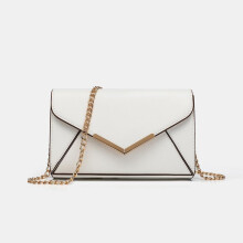 Pochette enveloppe élégante en similicuir pour femme, sac à rabat idéal pour les fêtes, les mariages et les bals de fin d'année.