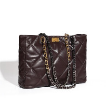 Luxuriöse Damen-Schultertasche aus weichem, gestepptem Lammleder mit schwarzem und goldfarbenem Kettenriemen