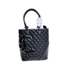 Hochwertige, gesteppte Tragetasche aus Lammleder, elegante Schultertasche mit großem Fassungsvermögen und Kette