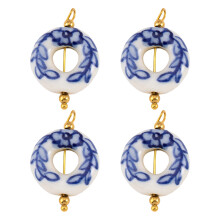 Charme bleu de boucle d'oreille de porcelaine-motif de couronne