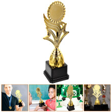 Goldener, spielförmiger Pokal für Kinderwettbewerbe